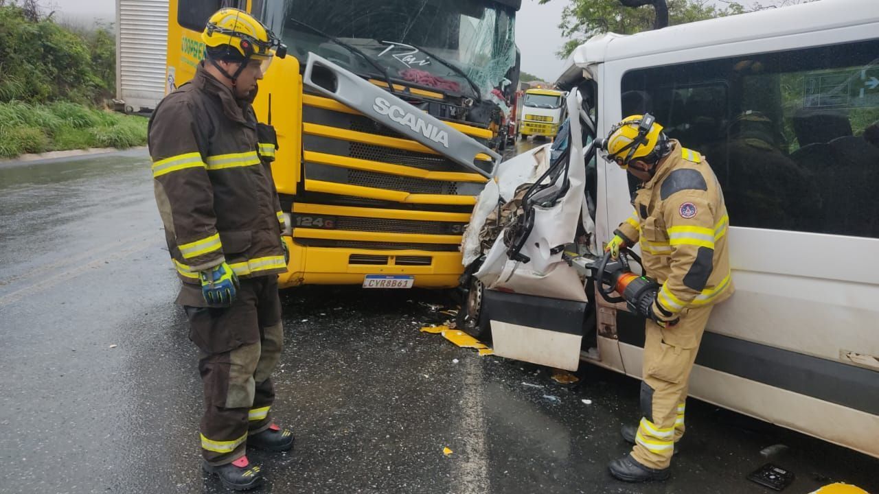 Colisão entre carreta e van fecha BR-251 durante 3h na madrugada deste domingo (28)