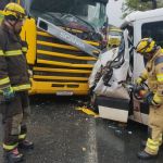 Colisão entre carreta e van fecha BR-251 durante 3h na madrugada deste domingo (28)