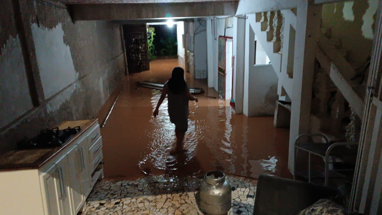 Inundação atinge segundo andar de casas em Açucena, no interior de Minas
