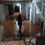 Inundação atinge segundo andar de casas em Açucena, no interior de Minas