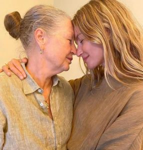 Gisele Bündchen e a mãe juntas