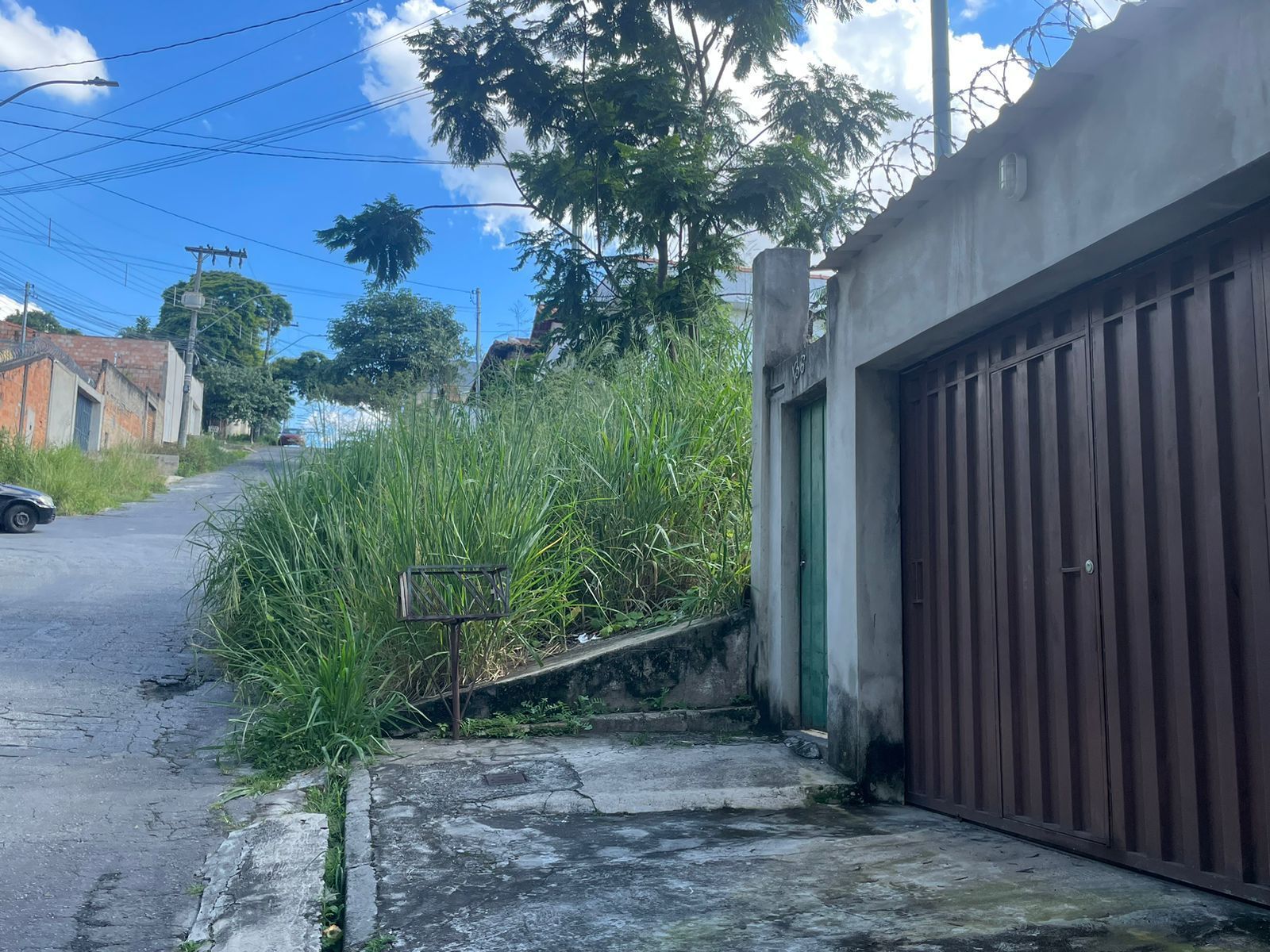 Em meio a surto de dengue, lote vago preocupa moradores de Contagem, na Grande BH