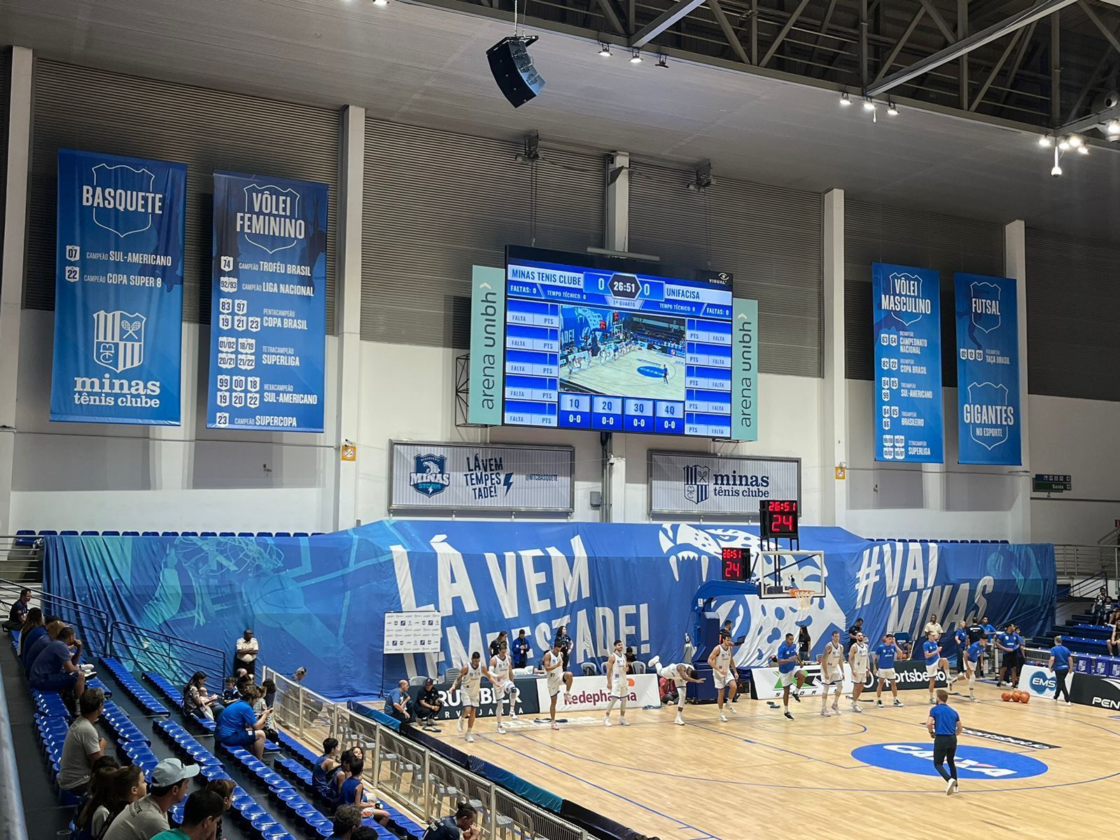 Minas instala banners na Arena UniBH com títulos de vôlei, basquete e futsal