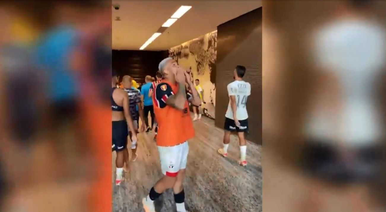 Vídeo: torcida do Corinthians provoca Luciano, e atacante do São Paulo responde mandando beijo