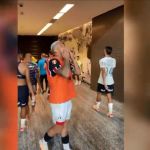 Vídeo: torcida do Corinthians provoca Luciano, e atacante do São Paulo responde mandando beijo
