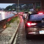 Carreta com defeito causa engarrafamento na Via Expressa na noite desta quarta-feira (31)