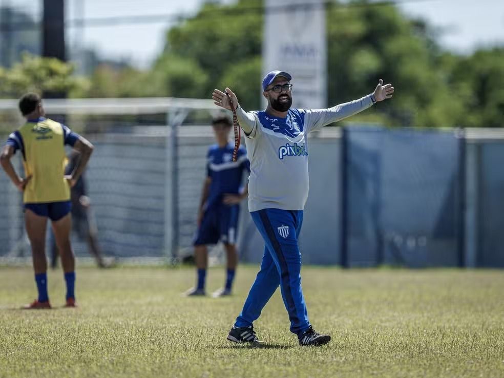 Corinthians demite técnico do Sub-17 após um mês e fecha com substituto