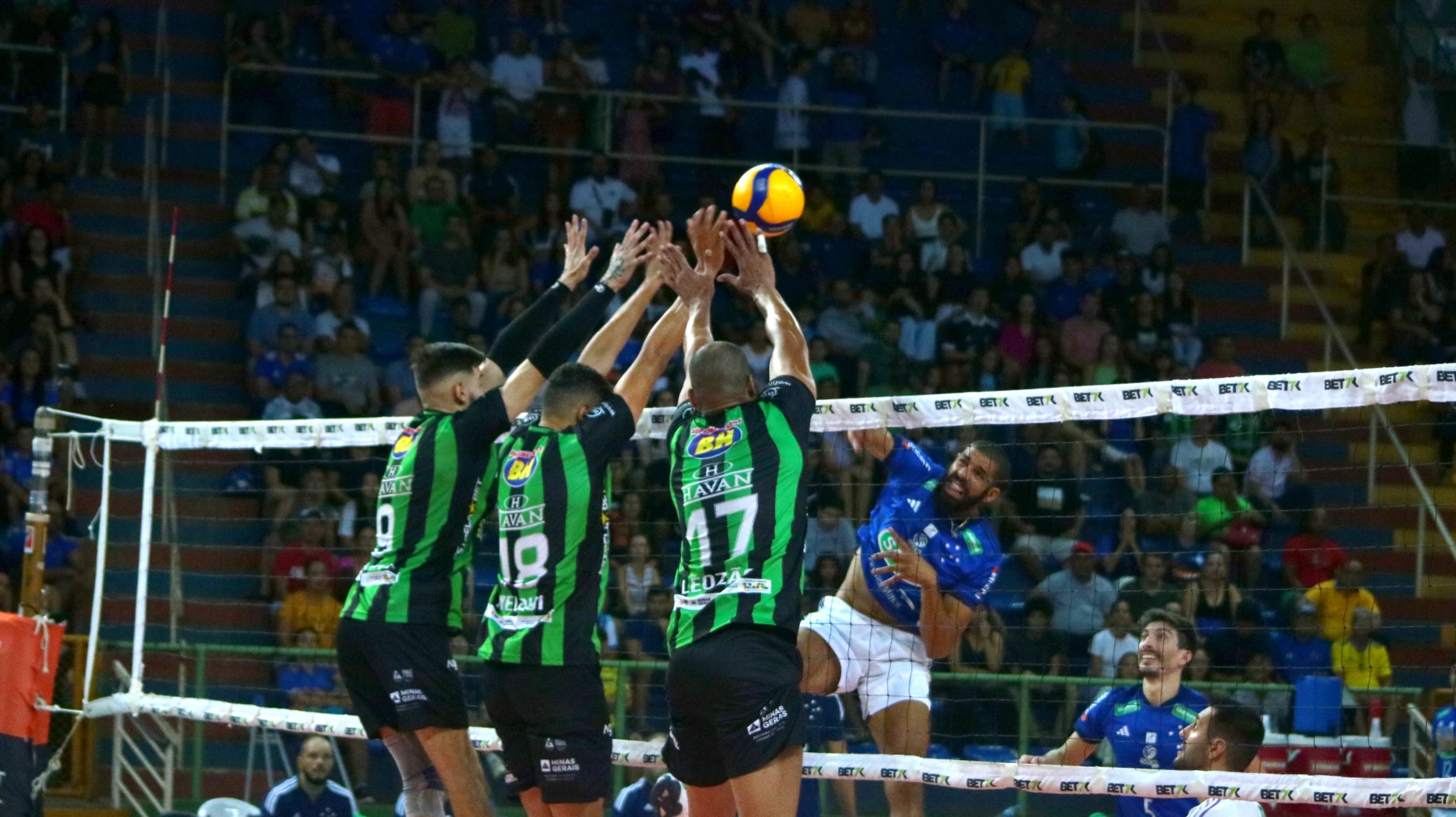 Sem dificuldades, Cruzeiro vence América e segue líder da Superliga Masculina