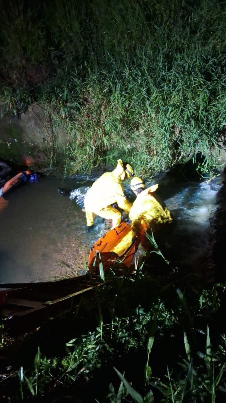Homem morre após ser arremessado de moto e cair em ribeirão no Sul de Minas