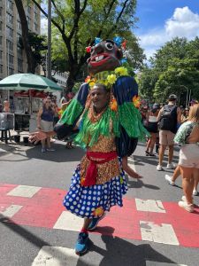 Homem com fantasia no desfile da Banda Mole em Belo Horizonte