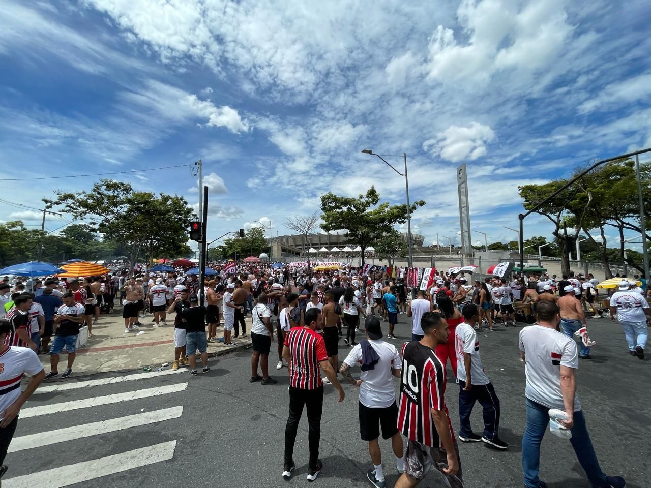 Supercopa Rei: com escolta da PM, torcida do São Paulo faz festa antes de clássico no Mineirão