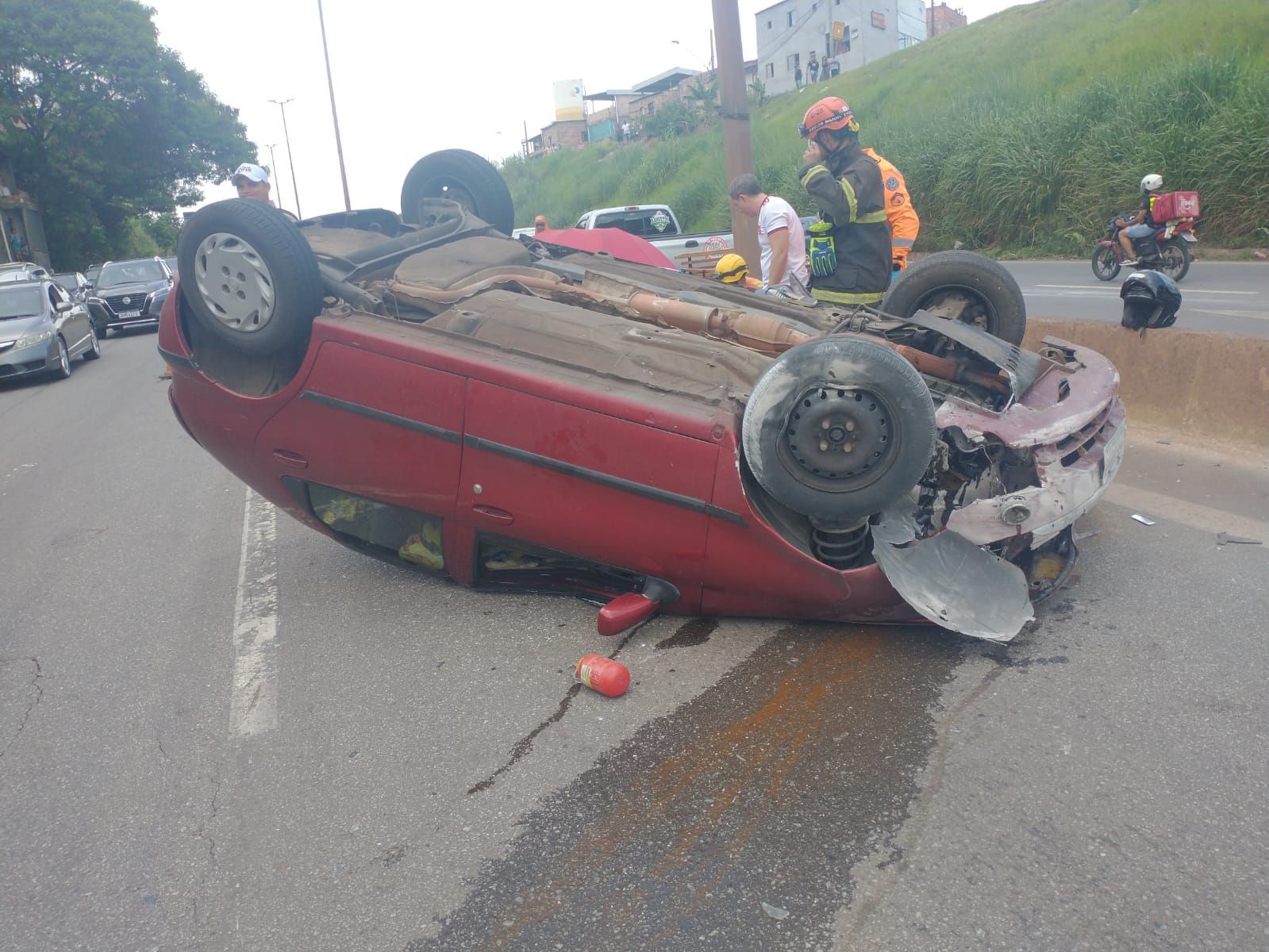 Duas pessoas ficam feridas após carro capotar no Anel Rodoviário em BH