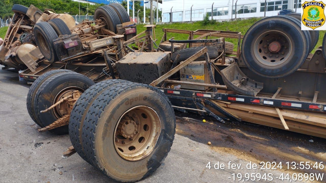 Vídeo: veja o momento em que carreta tomba na BR-381, em Betim (MG)