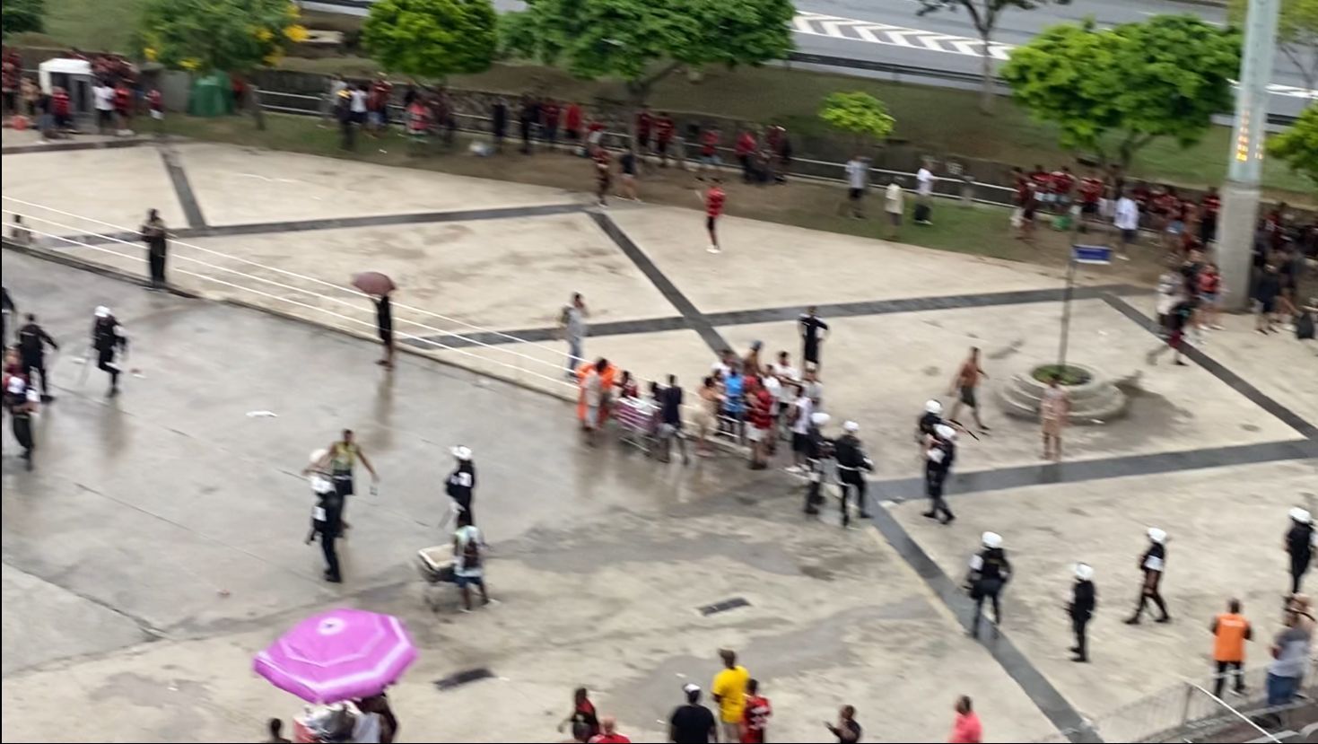 Vasco x Flamengo: torcedores brigam antes de clássico no Maracanã