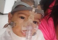 Mãe de bebê com doença rara pede ajuda para custear tratamento