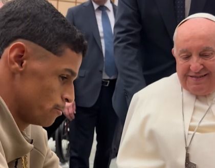 Luva de Pedreiro conhece papa Francisco no Vaticano e faz pergunta curiosa
