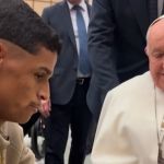 Luva de Pedreiro conhece papa Francisco no Vaticano e faz pergunta curiosa