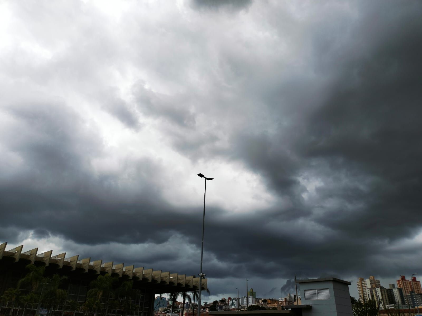 Previsão do tempo: todo o estado de Minas Gerais pode ter chuva de 100 mm nesta quarta (21)
