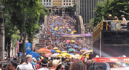 Foliões aproveitam Carnaval no Viaduto Santa Tereza, em Belo Horizonte