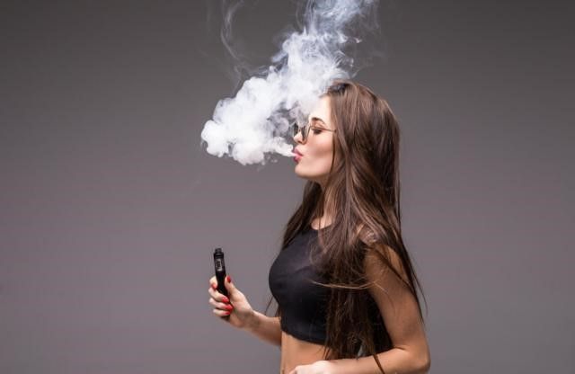 Crianças que passam mais tempo nas redes sociais têm mais probabilidade de fumar, mostra estudo