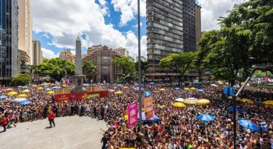 Banda toca em carnaval de Belo Horizonte, próximo do Palácio das Artes