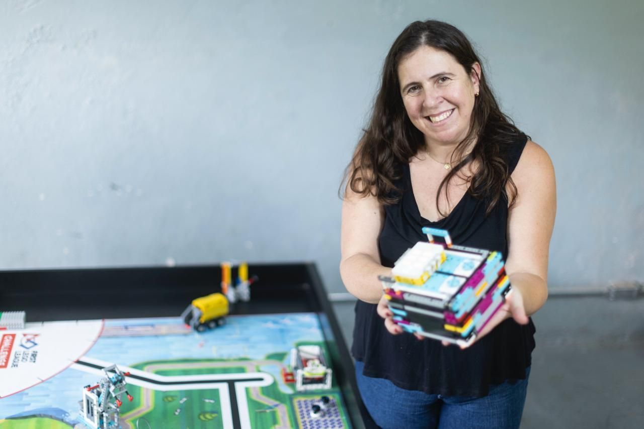 Dia das Meninas e Mulheres na Ciência: professora de Sabará faz projetos para incentivar alunos na área