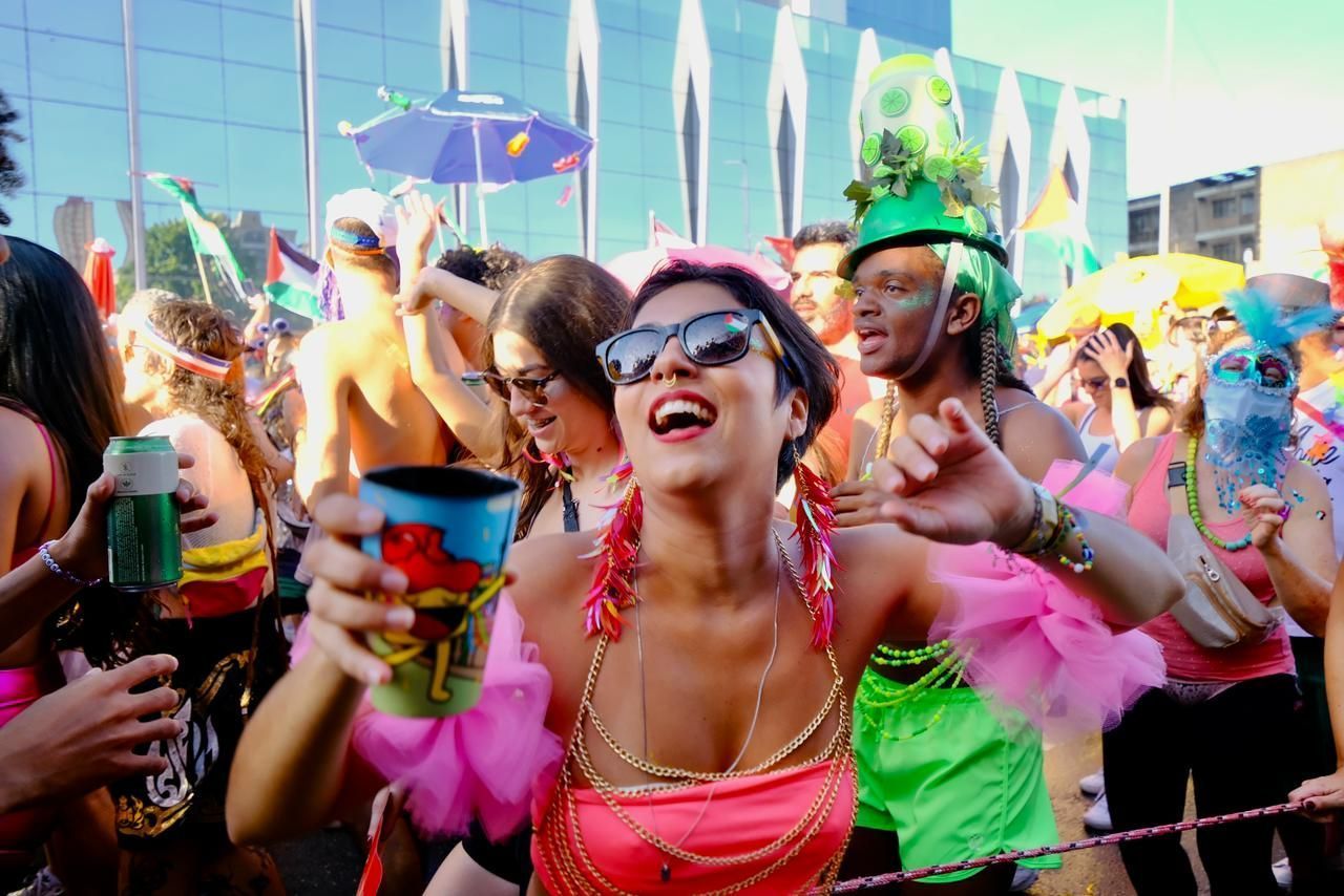 Carnaval sem perrengue: a lista de ouro do que levar na bolsa para não passar sufoco no bloco