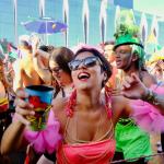 Carnaval sem perrengue: a lista de ouro do que levar na bolsa para não passar sufoco no bloco