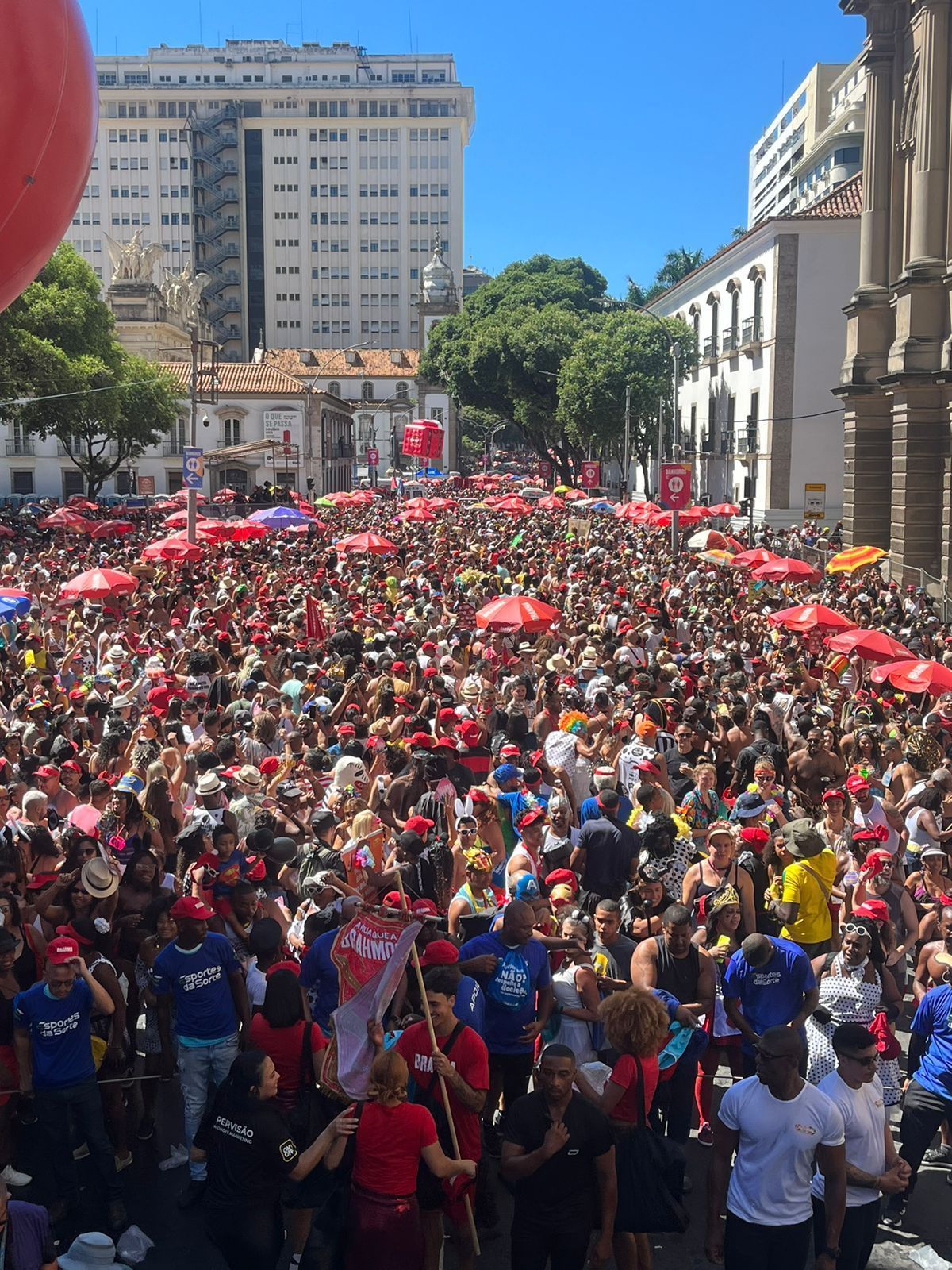 Carnaval no RJ: Cordão da Bola Preta sai às ruas com tema 'Cuidar é Amar'