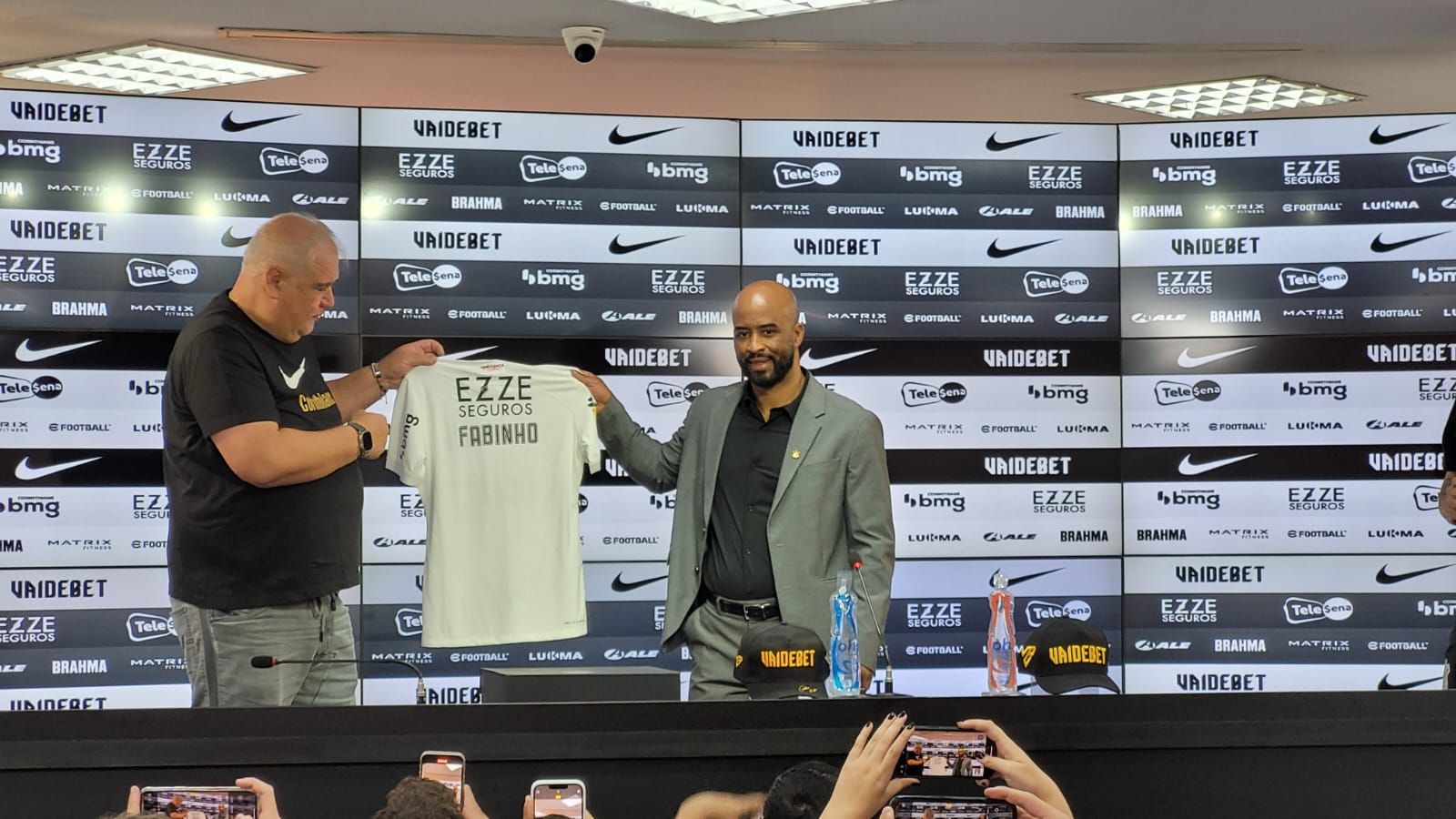 Fabinho admite dificuldade por reforços no Corinthians e revela reunião com técnico