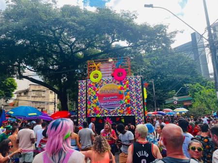 Multidão de foliões no Bloco da Calixto