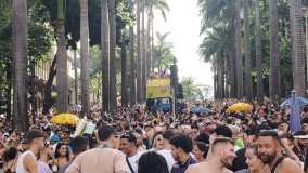 Foliões tomam conta da Avenida Brasil no bloco Haja Amor