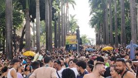 Foliões tomam conta da Avenida Brasil no bloco Haja Amor