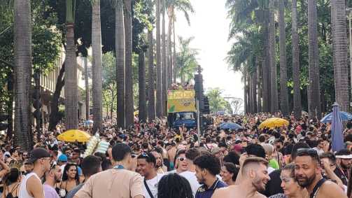 Foliões tomam conta da Avenida Brasil no bloco Haja Amor