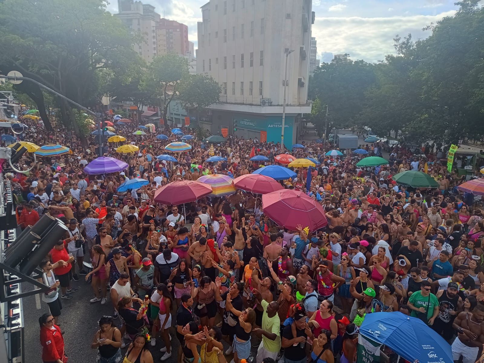 Carnaval em BH: Geisa Carneiro agita o bloco inclusivo 'Eu Não Vou Embora'