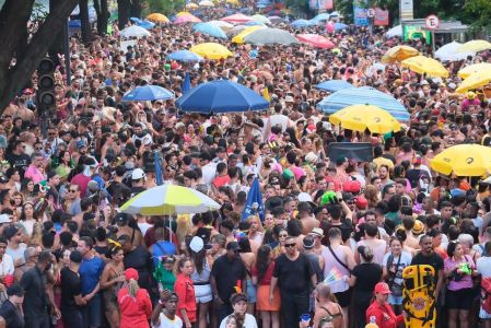 Multidão de foliões no Bloco da Calixto