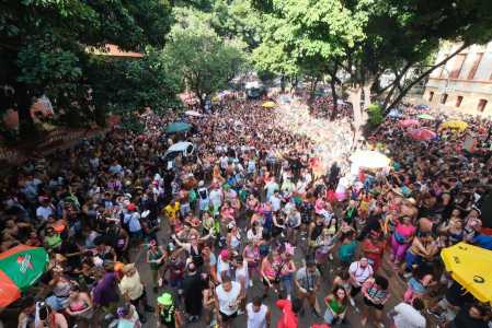 Confira horário do desfile É o Amô, que acontece nesta segunda-feira (12)