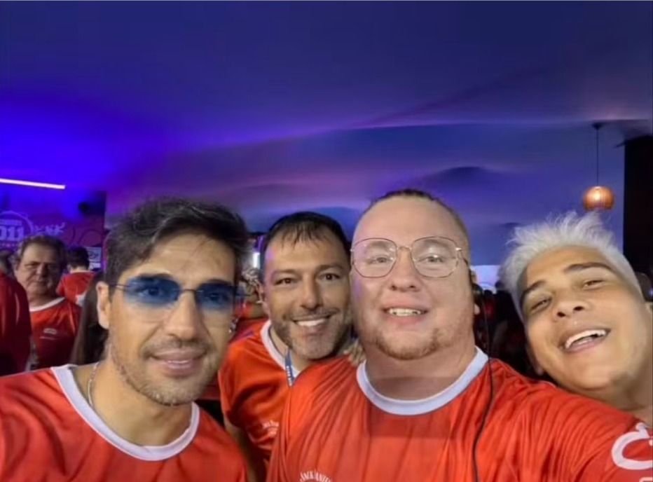 Abel Ferreira na folia! Técnico do Palmeiras curte desfile de escolas de samba