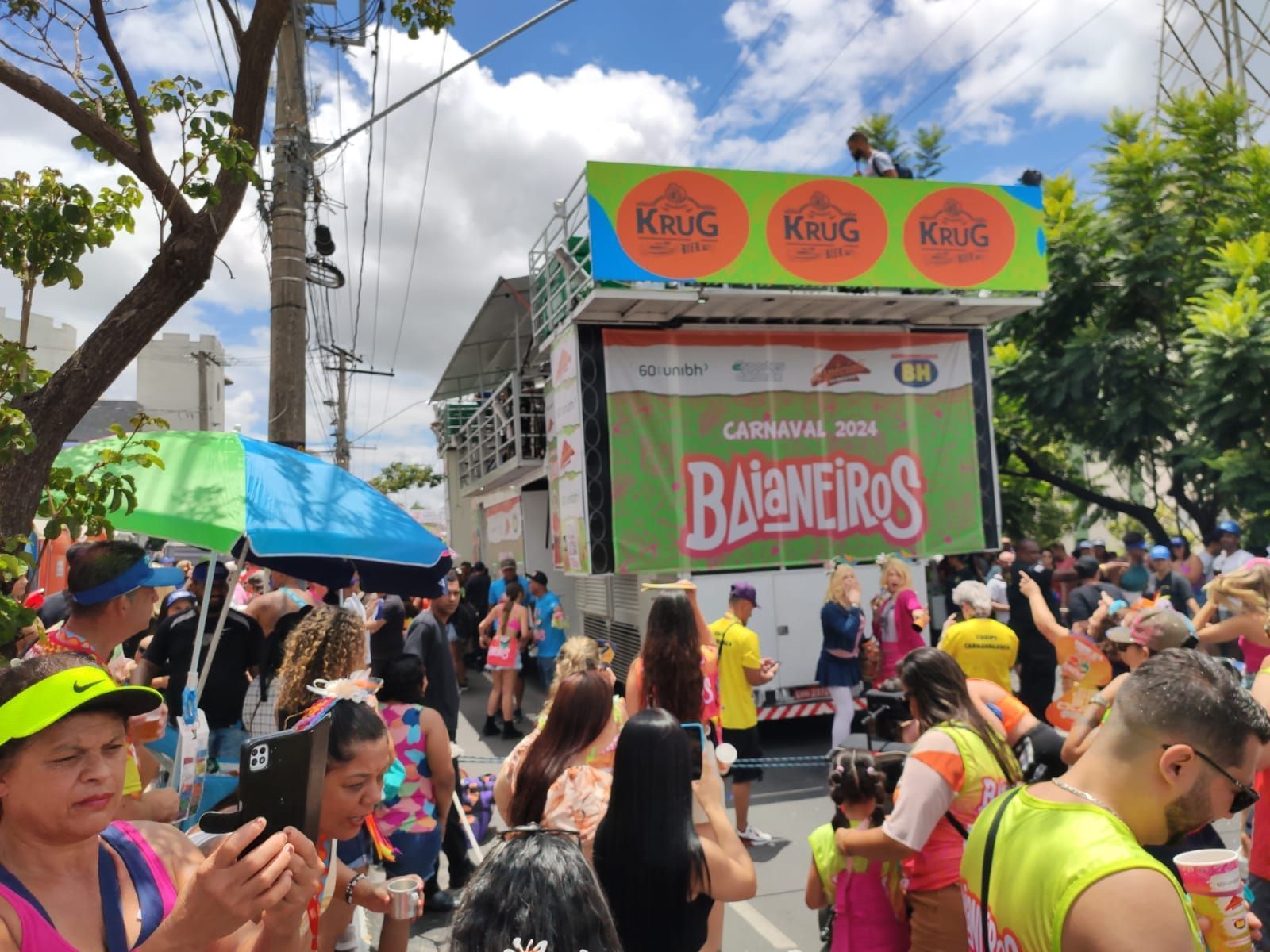 Carnaval BH 2024: centenas de foliões acompanham bloco Baianeiros neste domingo (11) no Castelo