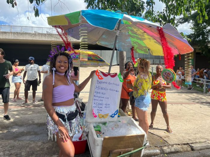 Emanuele e os amigos vendem bebidas para arrecadar fundos para um grupo de quadrilha