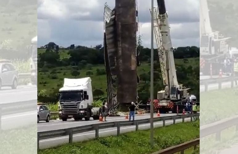 Retirada de carreta que bateu na BR-040 deixa trânsito lento na Grande BH