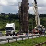 Retirada de carreta que bateu na BR-040 deixa trânsito lento na Grande BH