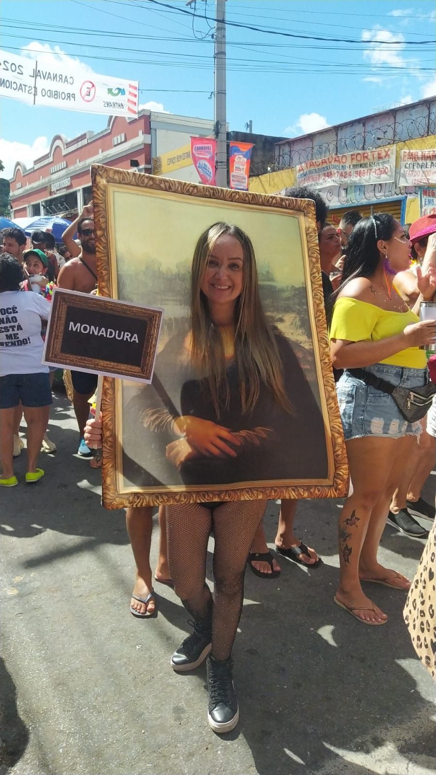 Carnaval 2024: foliã com fantasia de Monalisa chama atenção pelas ruas de BH