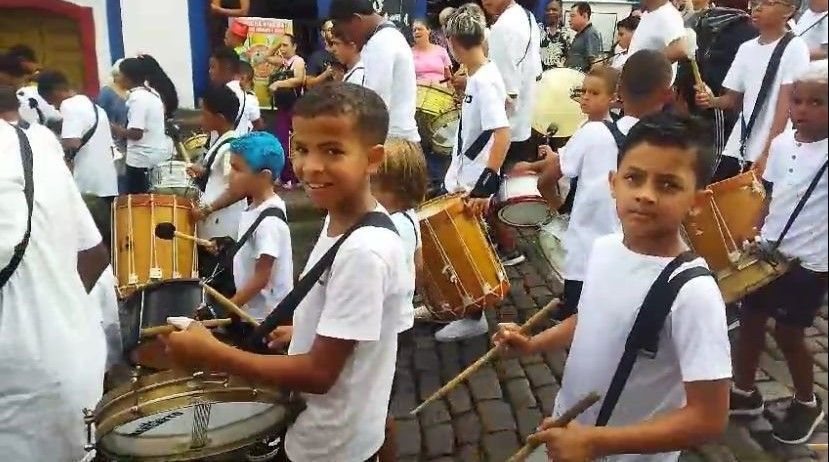 Carnaval 2024: 'mini-foliões' desfilam com bloco Zé Pereira dos Lacaios Mirim em Ouro Preto (MG)