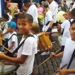 Carnaval 2024: 'mini-foliões' desfilam com bloco Zé Pereira dos Lacaios Mirim em Ouro Preto (MG)