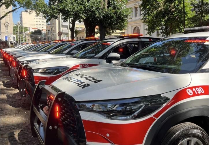Vídeo: motorista que dirigia Porsche sem CNH bate em viatura da PM em SP