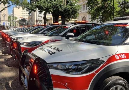 Vídeo: motorista que dirigia Porsche sem CNH bate em viatura em SP
