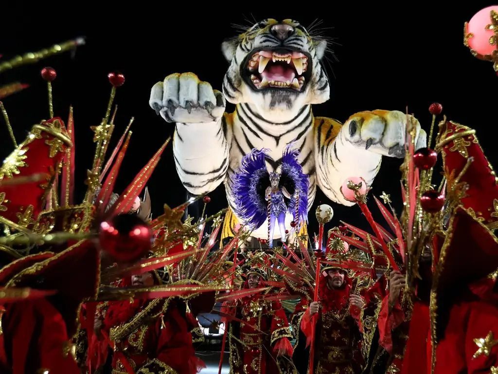 Carnaval 2024: mineira escapa de incidente grave com carro alegórico na Sapucaí