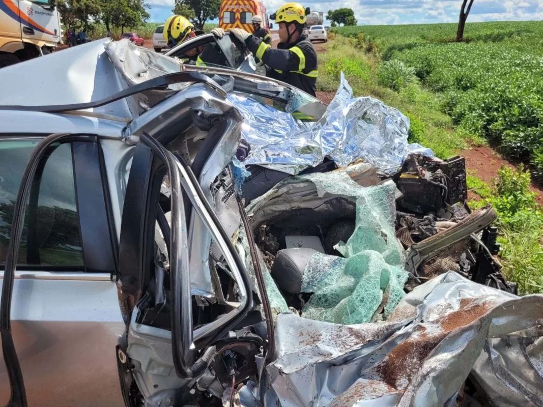 Mãe, filho e padrasto morrem em acidente após tentar ultrapassagem em Goiás