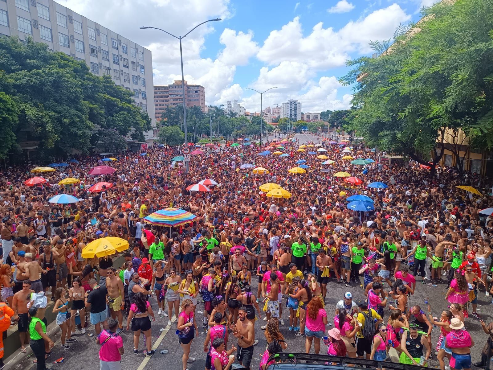 Carnaval BH 2024: Filhos da PUC reúne multidão na avenida dos Andradas